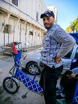 A la sortie de la Médina Rabat s'est mis aux taxis verts (vélos électriques)