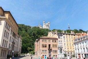 737A8239 Notre Dame de Fourbière depuis la place St Jean